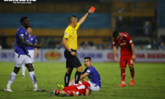 Cầu thủ Hà Nội FC nhận thẻ đỏ, HLV Hoàng Văn Phúc nói trọng tài nặng tay