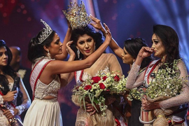 Hoa hậu bị giật vương miện khỏi đầu ngay khi đăng quang