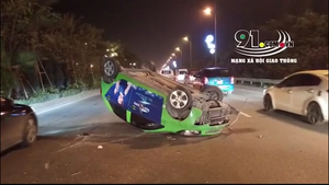Video: Đâm lật xe ô tô cùng chiều, tài xế bỏ chạy khiến nhiều người phẫn nộ
