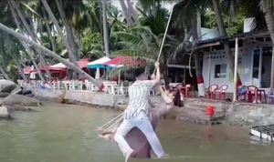 Clip: Đôi trai gái rơi tõm xuống hồ khi chụp ảnh cưới