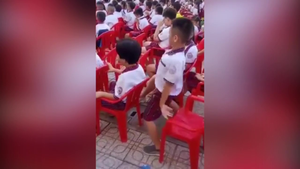Clip: Màn nhảy múa cực 'phê' của nam sinh phía dưới sân khấu