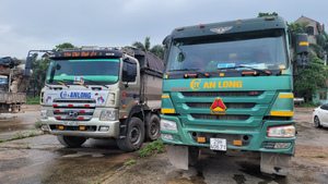 Bắc Ninh: Bắt giữ 2 xe tải nghi chở 30 tấn chất thải công nghiệp