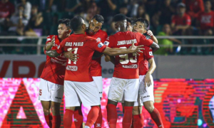 Lee Nguyễn ghi bàn, CLB TP.HCM đè bẹp SLNA