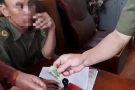 Tạm đình chỉ hai công an xã thu phí làm căn cước cao hơn quy định 