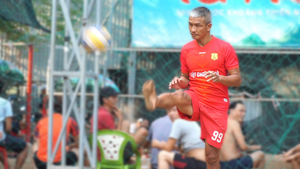 Video: 'Vua đầu giò' chơi bóng chuyền không dùng tay ở TP.HCM