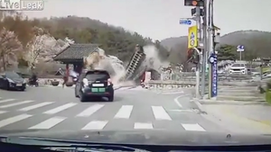 Video: Chạy tốc độ cao, ô tô tông đổ cổng công viên lịch sử ở Hàn Quốc