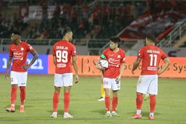 3 ngoại binh giành bóng, vây Lee Nguyễn tranh đá phạt đền