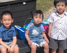 'Ca sĩ nhí' Xuân Mai khoe ảnh 3 con, bé út giống hệt mẹ hồi nhỏ