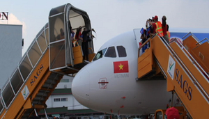 Xe thang lùi trúng ô tô chở tiếp viên tại sân bay Tân Sơn Nhất