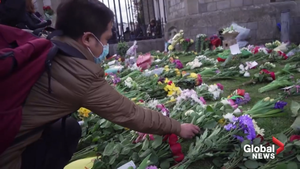 Video: Người dân Anh đặt hoa tưởng nhớ Hoàng thân Philip