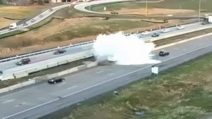 Video: Xe tải lao như tên bắn, hất tung dải phân cách trên cao tốc Mỹ