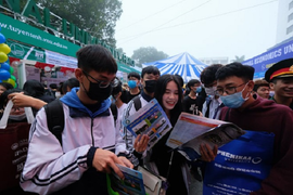 Học sinh đi từ 4 giờ sáng dự ngày hội Tư vấn tuyển sinh, hướng nghiệp