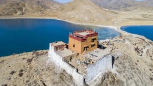 Video: Ngôi đền cô đơn nhất thế giới ở Tây Tạng