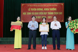 Nữ sinh Nghệ An giành thủ khoa kép khi thi học sinh giỏi tỉnh 