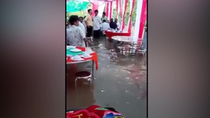 Clip: Quan khách bì bõm lội nước ăn cỗ cưới