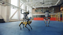 Video: Vũ đoàn robot nhảy múa, uốn lượn điệu nghệ