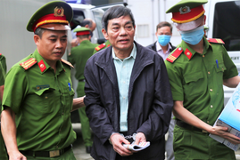 Ảnh: Dàn cựu lãnh đạo Công ty cổ phần Gang thép Thái Nguyên bị dẫn giải tới tòa