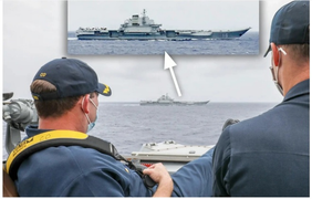 Thuyền trưởng tàu Mỹ gác chân thảnh thơi theo dõi tàu sân bay Trung Quốc