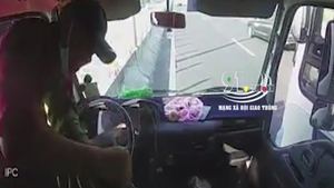 Video: Tài xế xe tải bị lơ xe khách chặn đầu đấm túi bụi, cầm vật nhọn đâm 