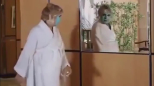 Cô gái đắp mặt nạ giật thót khi thấy mình trong gương