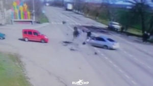 Video: Tông thẳng vào ô tô, nam thanh niên bắn lên không trung, bay xa chục mét