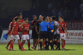 Quây trọng tài phản ứng, cầu thủ, HLV TP.HCM bị phạt nặng