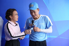 Việt Hương kiếm cớ hôn má danh thủ Nguyễn Hồng Sơn