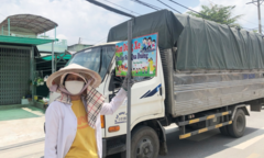 Người phụ nữ ngày ngày chặn xe tải, xe đầu kéo xin đường cho học sinh ở TP.HCM