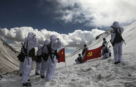 Lính Trung Quốc bị chứng say độ cao khi đóng quân ở Tây Tạng