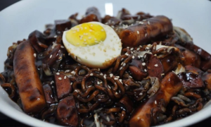 Tại sao dân FA ăn mỳ tương đen vào ngày Valentine đen 14/4?