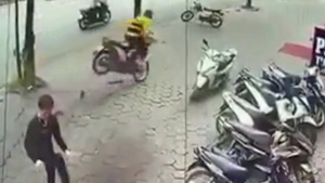 Video: Chạy tốc độ cao trên vỉa hè, nam thanh niên ngã cắm mặt xuống đất 