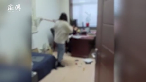 Video: Bị quấy rối, cô gái cầm chổi lau nhà đập thẳng vào mặt sếp