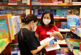 Giá sách giáo khoa tăng 3 lần: Một cuốn sách cõng nhiều loại phí?