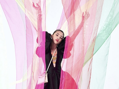 Hoa hậu Tiểu Vy rực rỡ chào hè với những mẫu thời trang độc bản