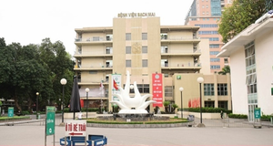 Vì sao hơn 200 nhân viên Bệnh viện Bạch Mai nghỉ việc?