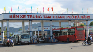 Video: Nhân viên bến xe ở Đà Nẵng chặn xe cấp cứu thu phí