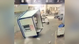 Video: Gió mạnh hơn 100km/h thổi bay nhà di động ở Trung Quốc