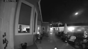 Video: Sao băng thắp sáng bầu trời Florida, Mỹ