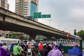 Hà Nội: Thi công hầm chui Lê Văn Lương không đúng giấy phép gây ùn tắc kéo dài