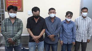 Bắt nhóm dàn cảnh va quệt xe để móc túi ở TP.HCM