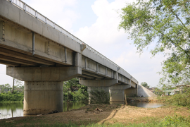 Ảnh: Lạ lùng cầu gần 40 tỷ đồng xây xong không có đường dẫn