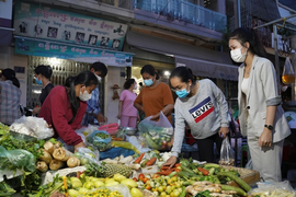 Dân Phnom Penh đổ xô tích trữ thực phẩm trước giờ phong tỏa 