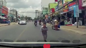 Video: Học sinh khoanh tay, cúi đầu cảm ơn tài xế đã nhường đường