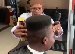 Chết mệt vì thợ cắt tóc quá có tâm