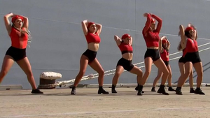 Màn nhảy bốc lửa của nhóm vũ công trên tàu chiến Australia gây xôn xao