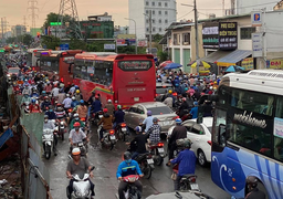 TP.HCM mưa dữ dội lúc rạng sáng, tới gần trưa nhiều nơi vẫn ngập