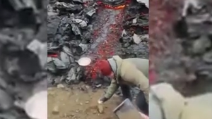 Video: Người đàn ông chiên trứng, làm thịt xông khói trên dung nham núi lửa