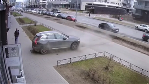 Video: Người đàn ông phản xạ xuất thần, cứu cậu bé thoát ô tô đâm trong tích tắc