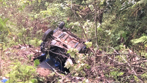 Taxi lao xuống vực sâu ở Hòa Bình, 4 người thương vong