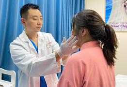 Đến bệnh viện khám, 'cô gái' sửng sốt khi biết mình là nam giới